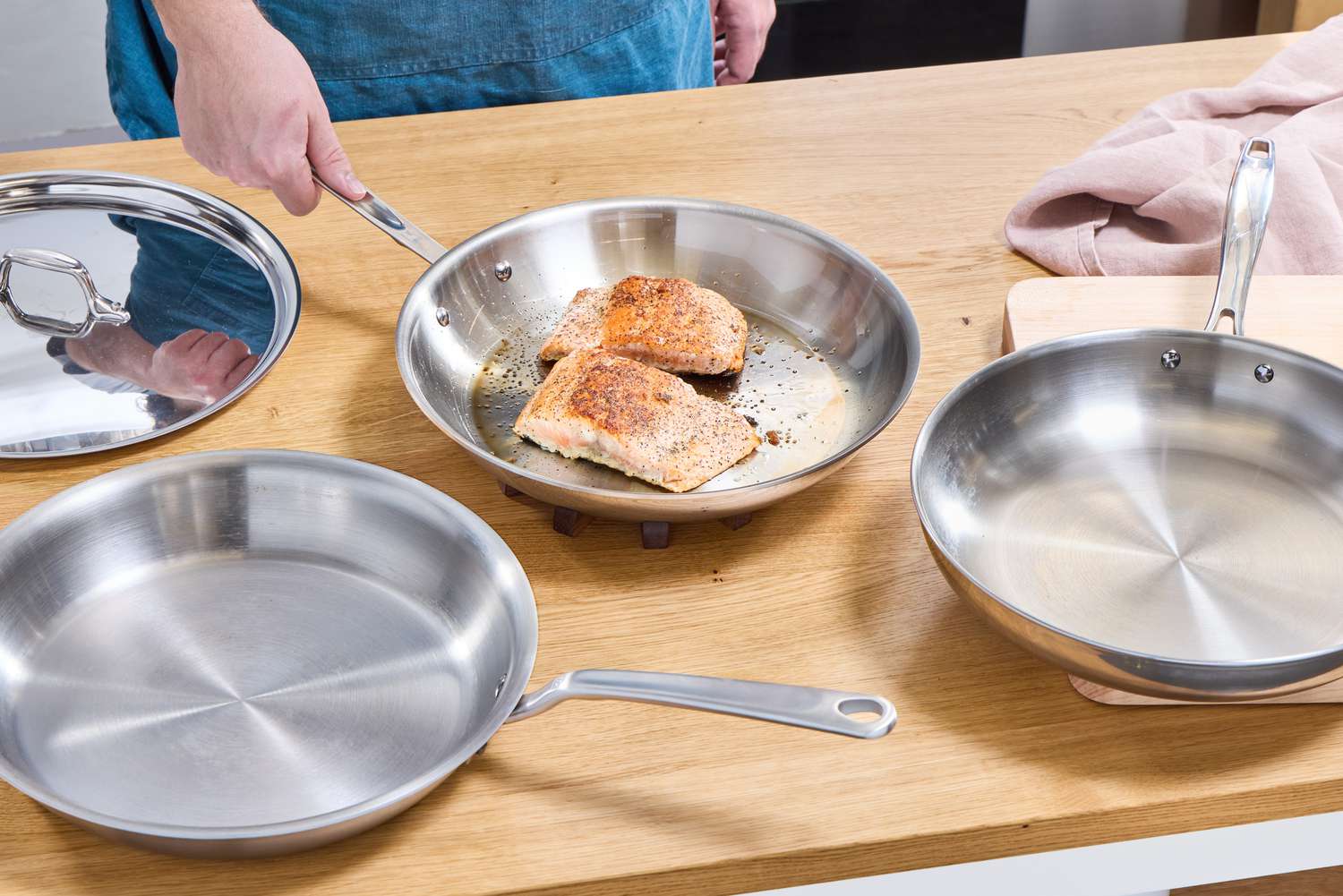Utensilios de cocina esenciales en cocinas de restaurantes: concéntrese en ollas de llaves y sartenes